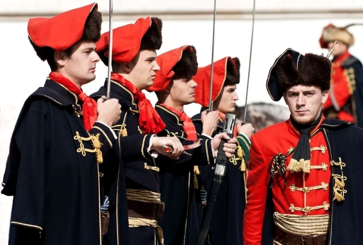 Uniformele Regimentului Cravat, o gardă de onoare cu sediul în Zagreb, sunt replici ale celor purtate de soldații croați care au participat la Războiul de Treizeci de Ani