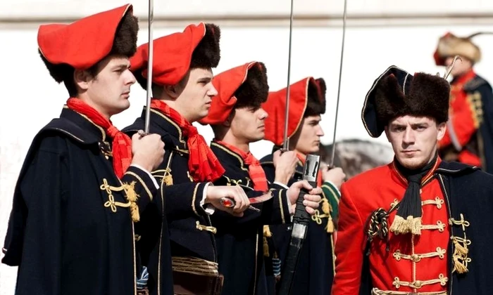 Uniformele Regimentului Cravat, o gardă de onoare cu sediul în Zagreb, sunt replici ale celor purtate de soldații croați care au participat la Războiul de Treizeci de Ani
