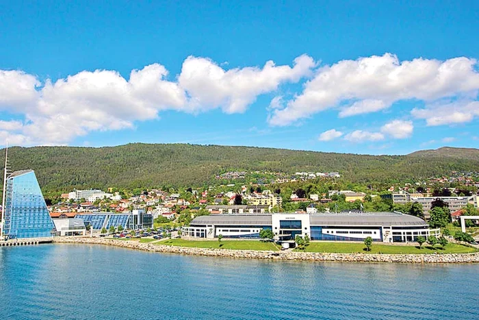 Stadionul are o capacitate de 11.800 de locuri