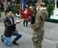 Cerere în căsătorie la depunerea jurământului de credinţă faţă de ţară la o unitate de geniu din Râmnicu Vâlcea Foto Sebastian Neacşu