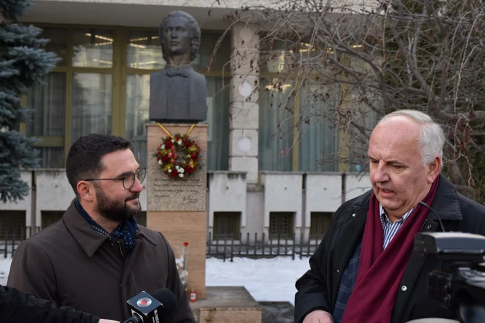 Primarul Carabelea, alături de scriitorul Adrian Alui Gheorghe FOTO Primăria Piatra Neamț