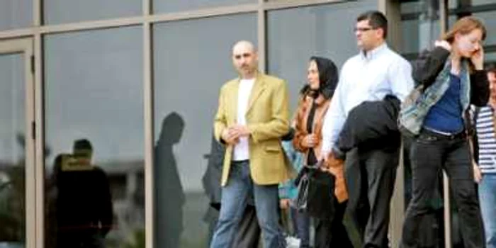 Poliţistul Mihai Claudiu (stânga) a fost arestat în perioada 29 noiembrie 2009 – 18 februarie 2010