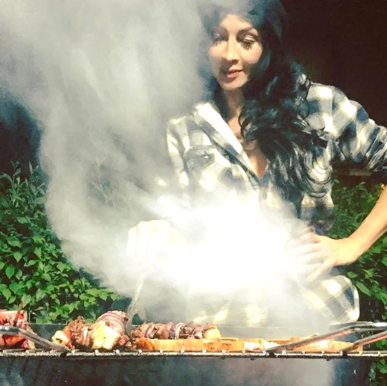 Mihaela Rădulescu a scos grătarul afară