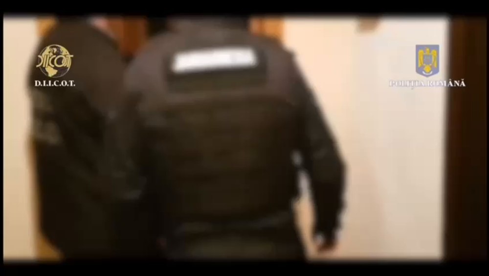 Un polițist oferea protecție unei grupări care vindea ilegal țigări din Ucraina. 56 de percheziții în Alba și Hunedoara