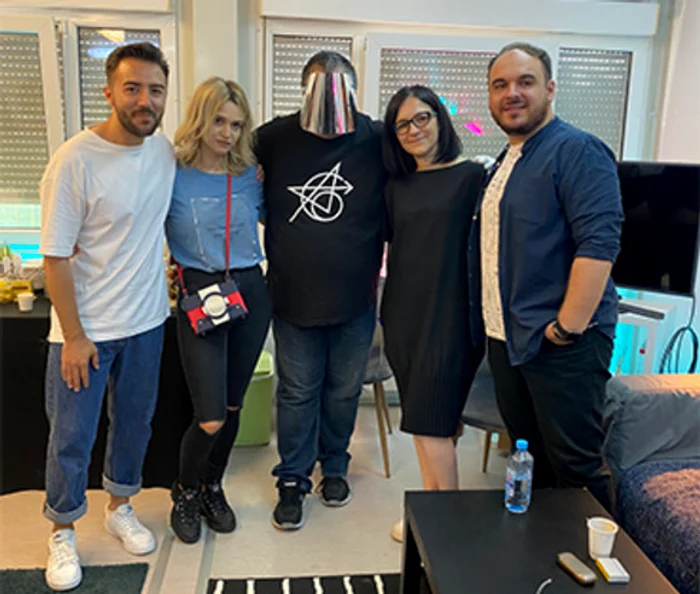 
    Staff-ul emisiunii m-a însoţit peste tot  