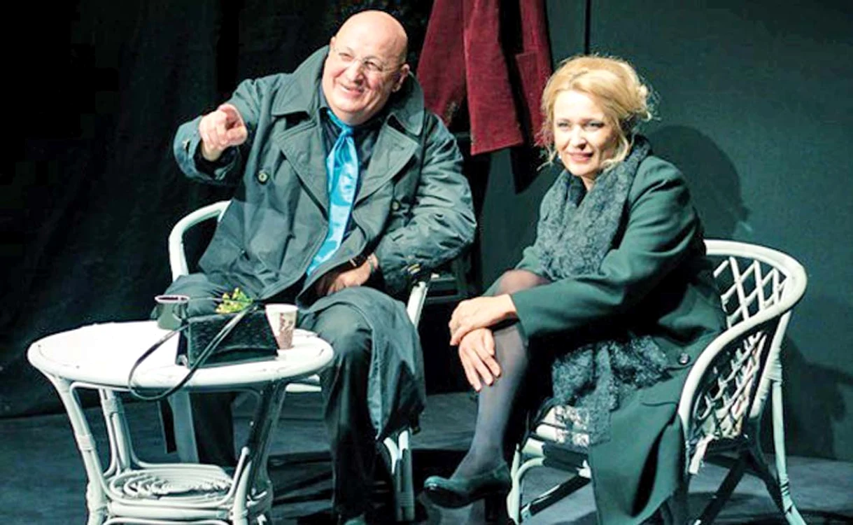
    Bebe şi Iulia sunt un cuplu şi acasă, şi la teatru  