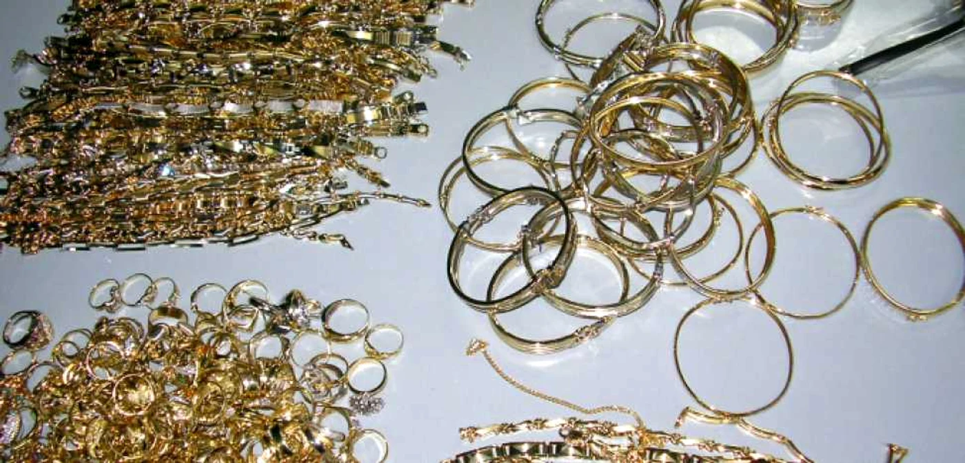 Hoţii au furat bijuterii în valoare de peste 200.000 de lei