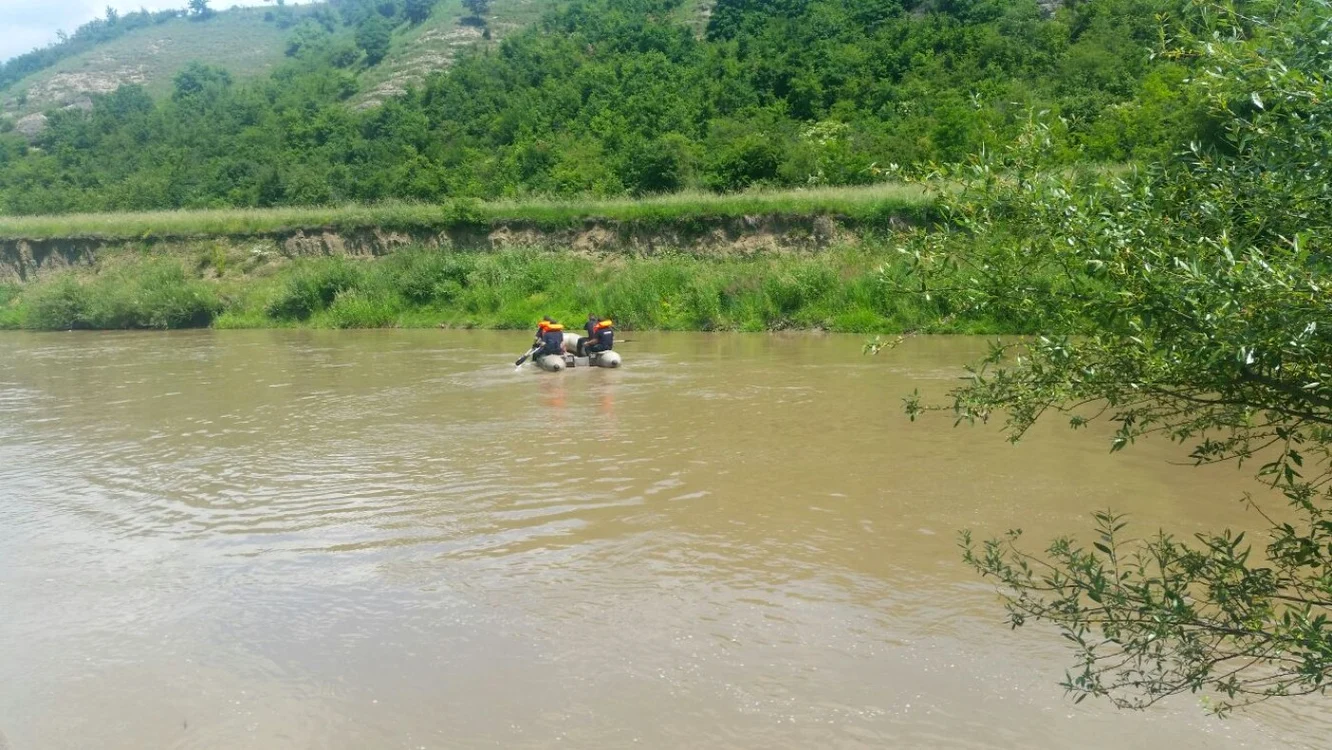 Trupul tânărului a fost recuperat de pompieri.