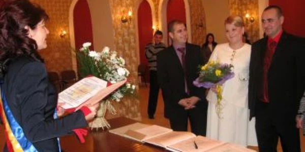 Iulia şi Adrian s-au căsătorit în Ajunul Anului Nou