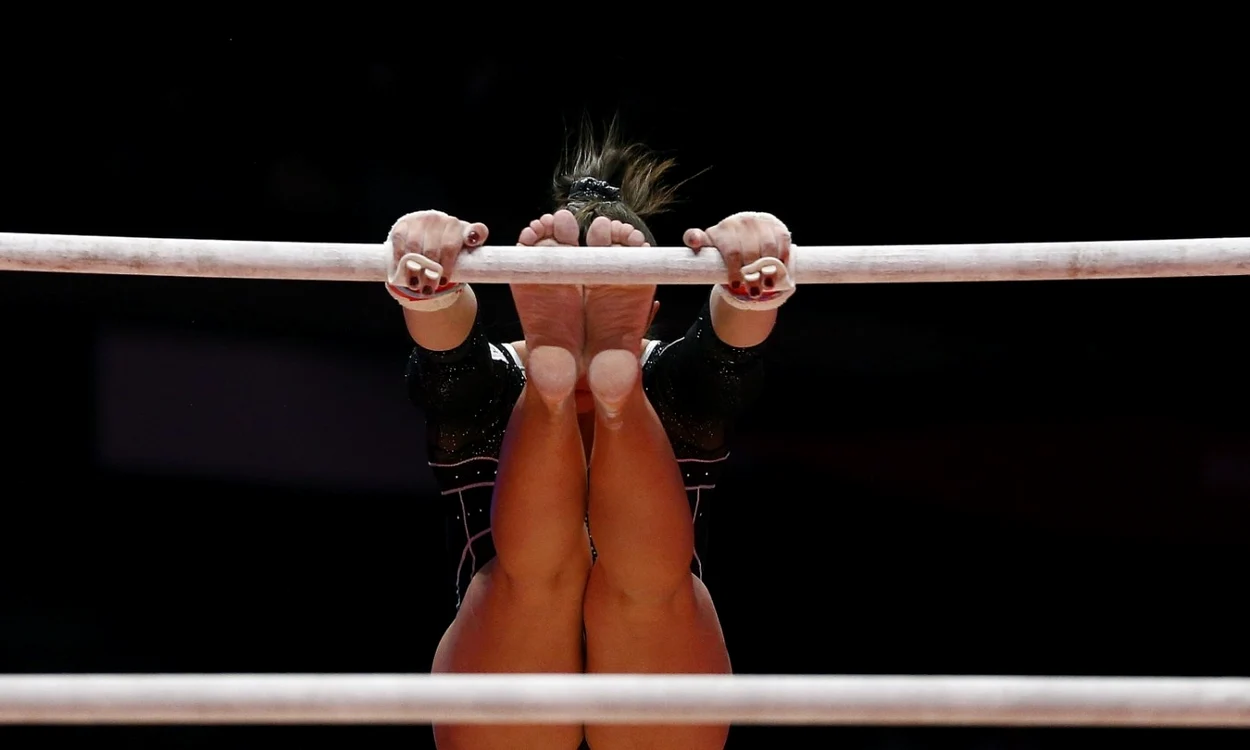 Roxana Popa Nedelcu în timpul exerciţiului la paralele de la Campionatul Mondial de Gimnastică desfăşurat la Glasgow. FOTO AP