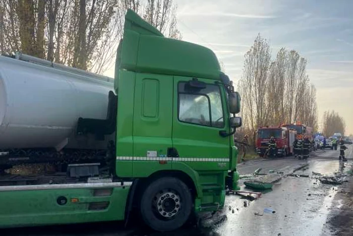 Carburantul scurs provine din rezervoarele autovehiculelor implicate. FOTO ISU Prahova