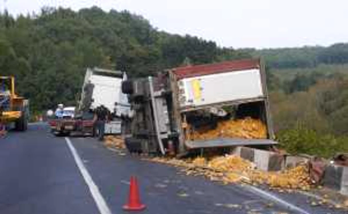 Arad: Un TIR plin cu cartofi s-a răsturnat pe DN7