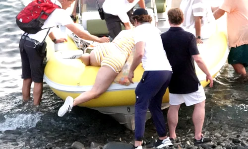 katy perry este ajutata de bradley cooper sa se urce in barca jpeg