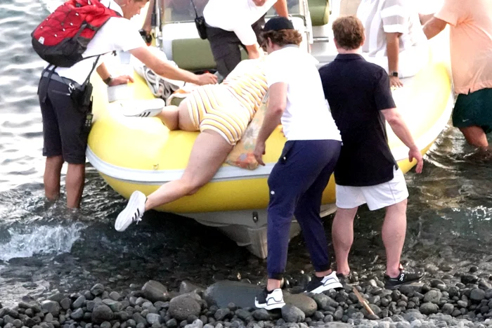 
    Katy Perry, ajutată de Orlando Bloom să urce în barcă pentru că Orlando Bloom nu era de fațăfoto: Profimedia  