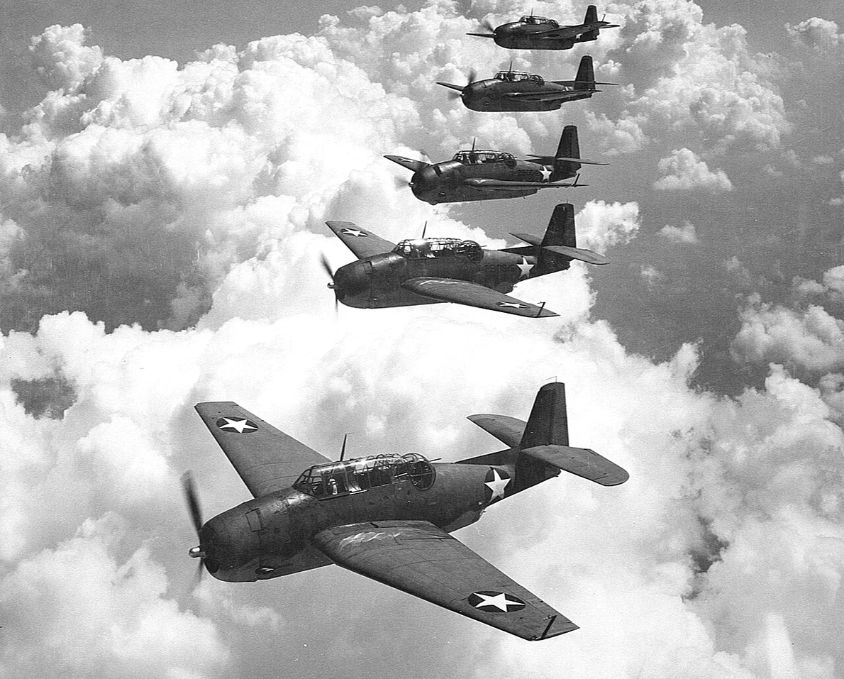 Un zbor similar cu cinci aeronave Grumman TBF Avenger 
