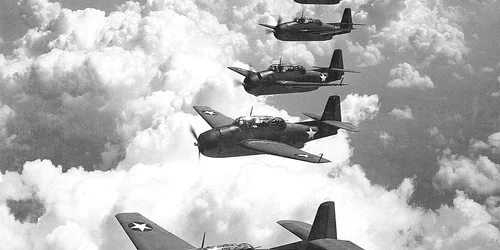 Grumman TBF 1 Avengers of VGS 29 in flight over Norfolk, Virginia (USA), on 1 September 1942 (80 G 427475) (1) jpg