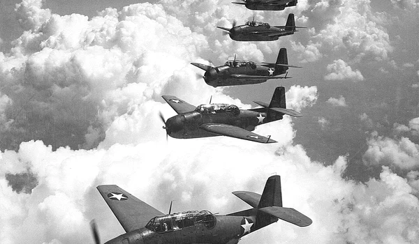 Un zbor similar cu cinci aeronave Grumman TBF Avenger 