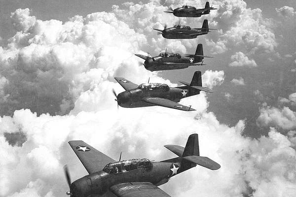 Un zbor similar cu cinci aeronave Grumman TBF Avenger 