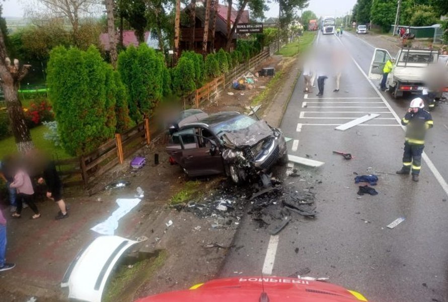 Tragedie cu un mort și 11 răniți în județul Suceava din cauza unui șofer care a „zburat” cu autoutilitara pe contrasens VIDEO