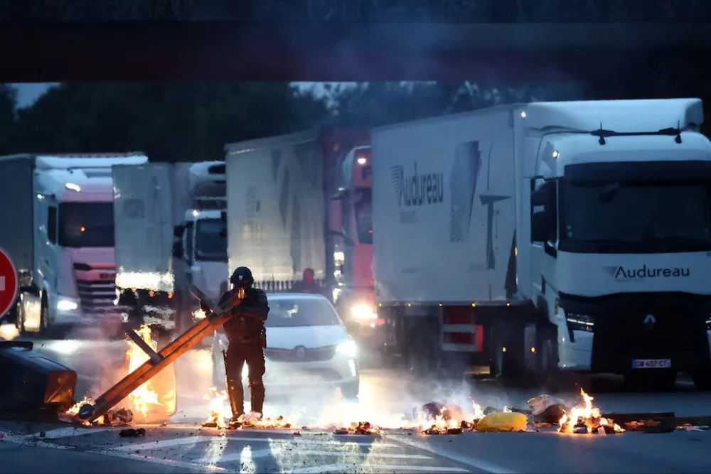 Franța arde: Proteste violente și baricade în Paris, în timp ce furia împotriva lui Macron atinge un nou prag