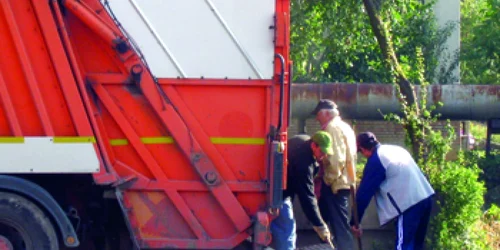 Reşiţa: Mormane de gunoi strânse de pe străzile Reşiţei