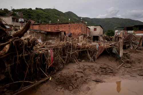 Alunecări de teren și inundații din cauza ploilor abundente în Tejerias, Aragua, Venezuela. FOTO EPA-EFE