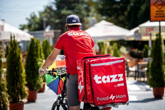 Livrator Tazz pe o bicicletă