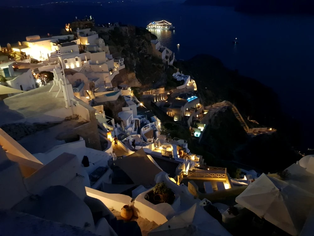 Staţiunea grecească Oia de pe insula Santorini - Grecia pe timp de noapte Foto Daciana Stoica