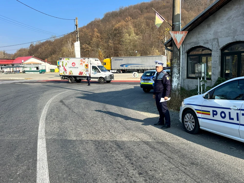 Camioane depistate pe DN7 pe un tronson restricționat traficului greu din Vâlcea Foto IPJ Vâlcea jpeg