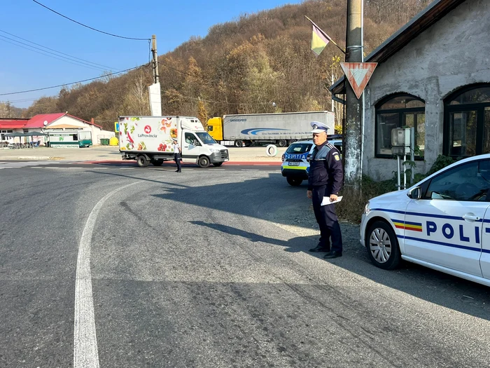 Camioane depistate pe DN7 pe un tronson restricționat traficului greu din Vâlcea Foto IPJ Vâlcea jpeg