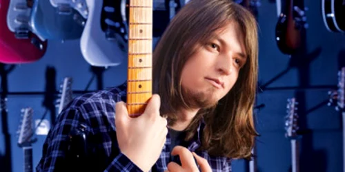 Andrei Zârnoveanu se gândeşte să deschidă anul acesta al patrulea magazin de chitare