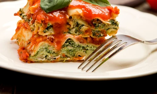 lasagna cu spanac shutterstock 93275725 jpeg