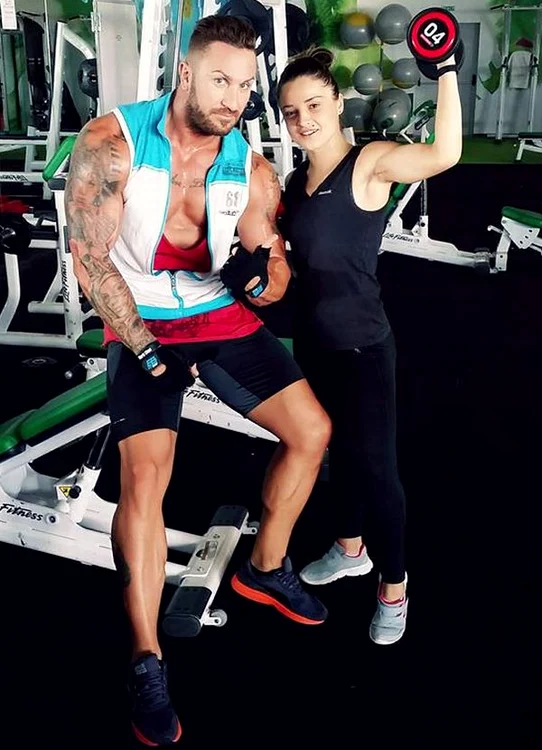 Ioana este instructor de fitness, iar Lucian este fidel antrenamentelor la sală