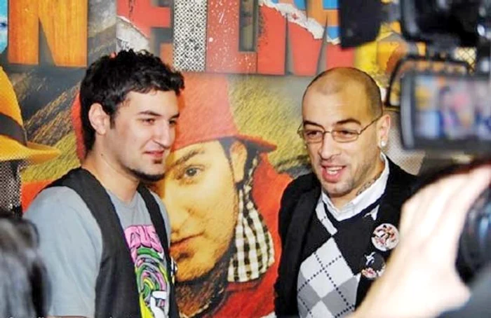 Din 2000, a cântat în trupa Simplu, alături de CRBL