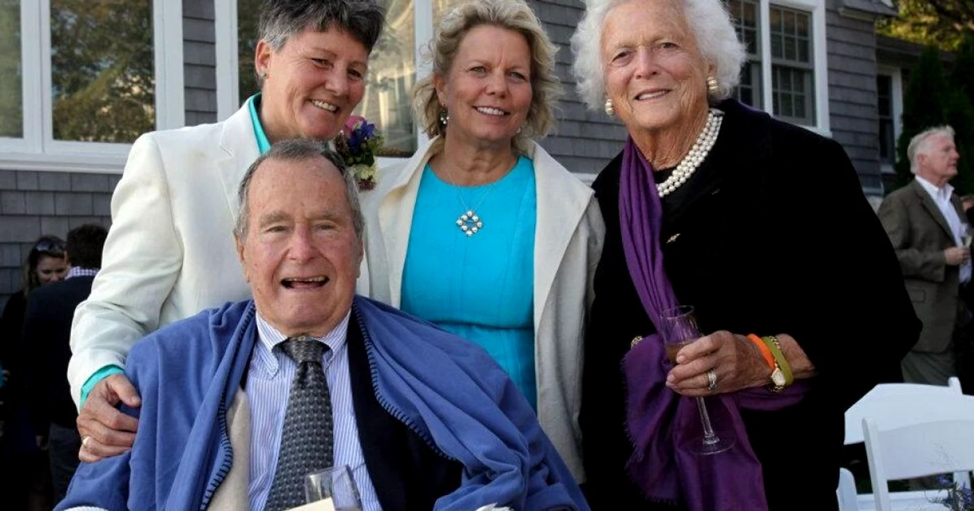Cuplul proaspăt căsătorit, alături de familia Bush FOTO Twitter