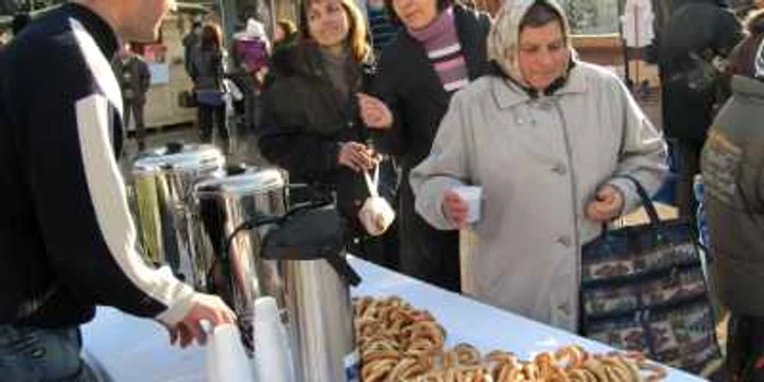 Piteștenii, invitați la ceai cald, vin fiert și covrigi