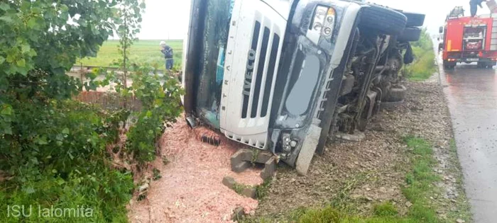 Camionul s-a răsturnat între cpmunele Manasia şi Gârbovi FOTO ISU Ialomiţa