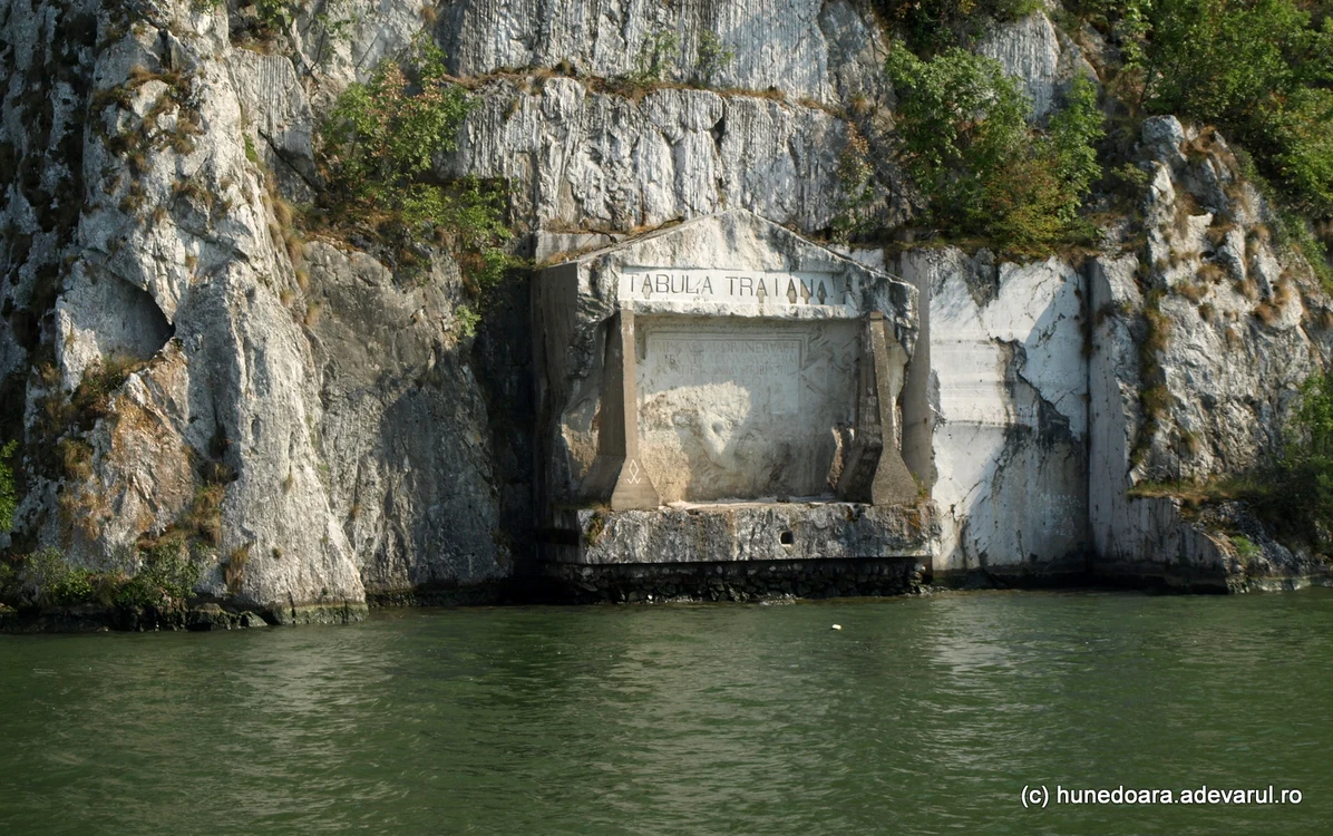 Monumentul care amintește de drumul roman de pe Dunăre. Tabula Traiana. Foto: Daniel Guță. ADEVĂRUL