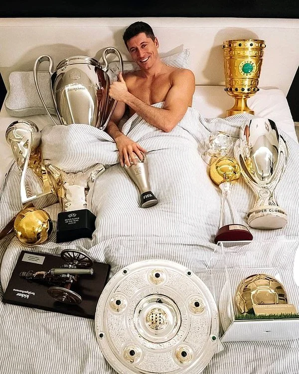 Lewandowski nu se poate despărți de trofeele sale nici în somn