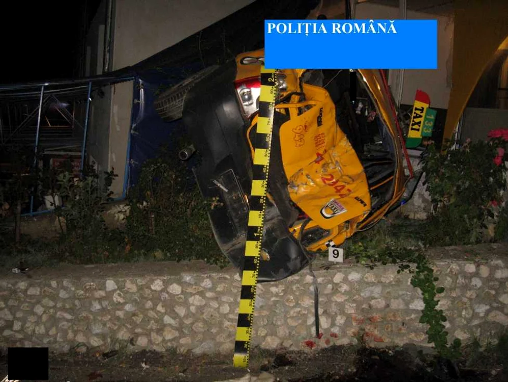 Accident Costeşti. Pasagerul dintr-un taxi a murit după ce taximetristul a intrat cu maşina în sala unui restaurant