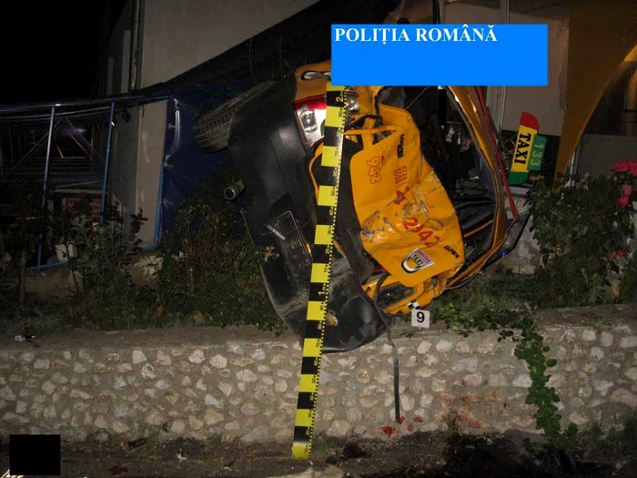 Accident Costeşti. Pasagerul dintr-un taxi a murit după ce taximetristul a intrat cu maşina în sala unui restaurant