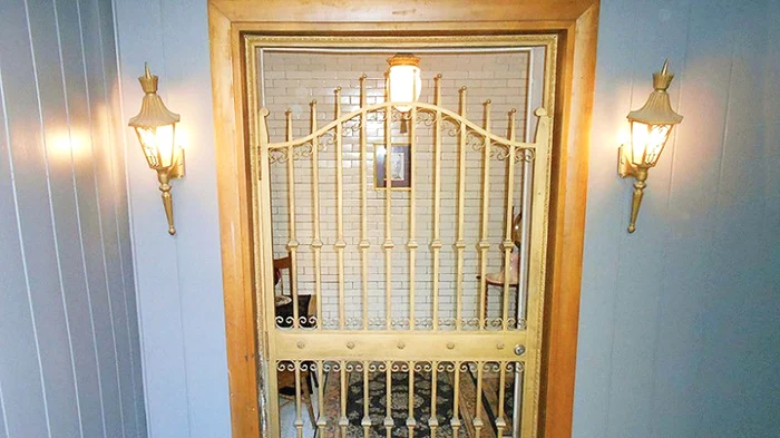 O poartă de fier te duce la coşciug