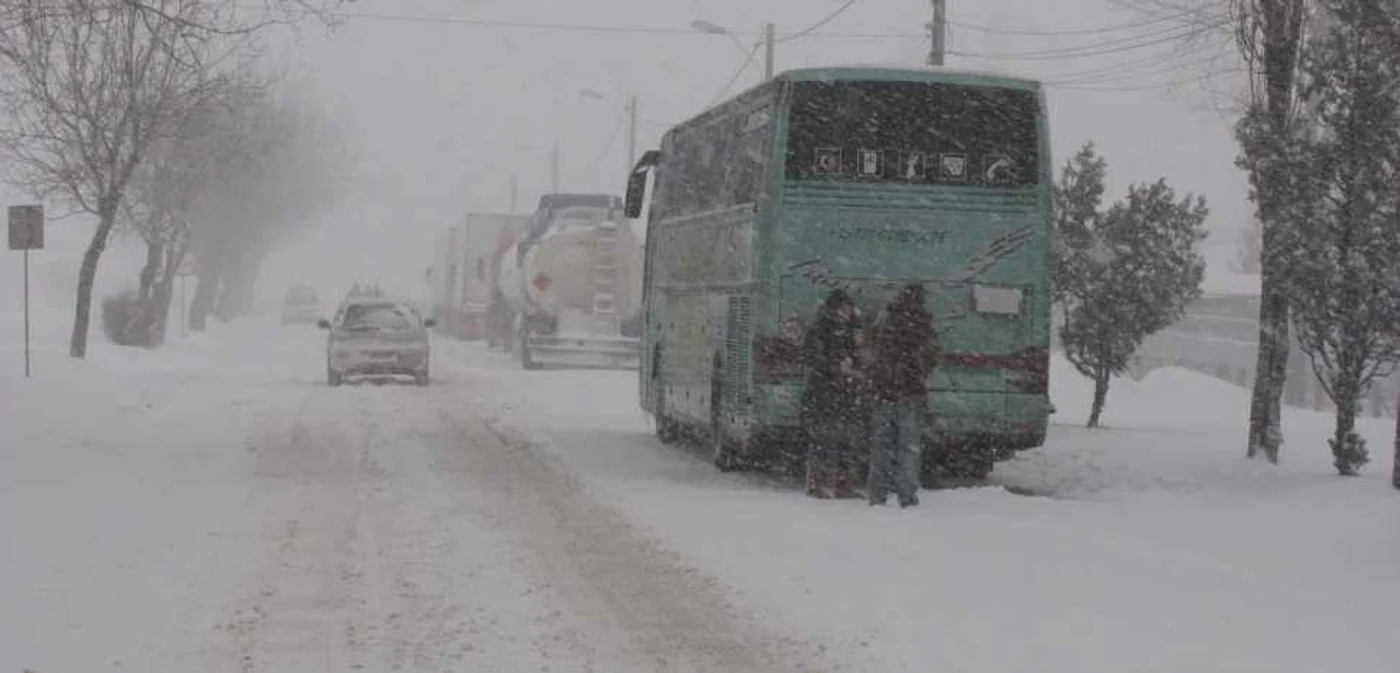 Autocarul a fost tras pe dreapta mai bine de 5 ore FOTO:adevarul