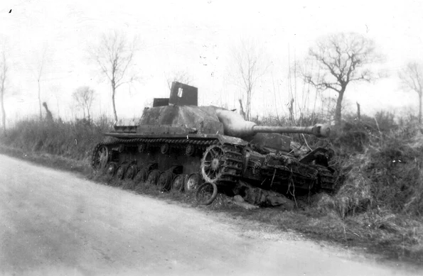 Tun de asalt german de tip StuG IV, abandonat în Normandia (©  National Archives USA)