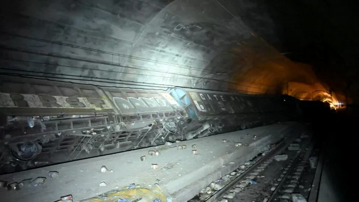 Trenul de marfă deraiat în tunelul Gotthard FOTO bbc.com