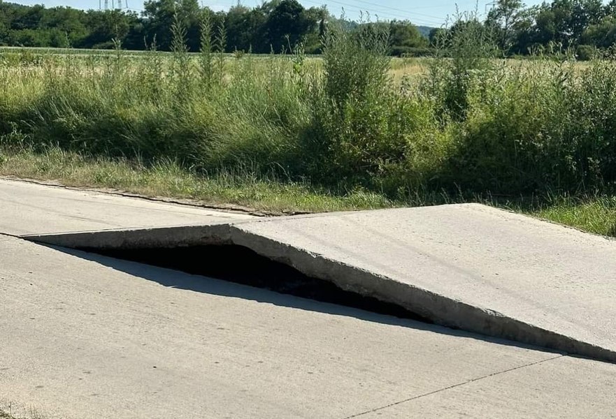 Cum „a umflat” canicula plăcile din beton ale unui drum judeţean: o femeie rănită, după ce un șofer a vrut să ocolească dâmburile