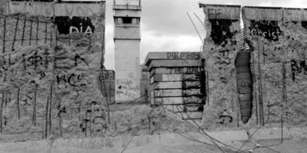 Ruşii habar nu au cine a construit Zidul de la Berlin