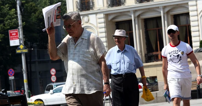 Ieşenii încercau să se ferească de soarele arzător (Foto Arhivă)