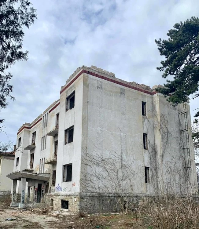 
    Clădirea dezafectată care va fi transformată în spitalFoto: Facebook / Septimiu Bourceanu  