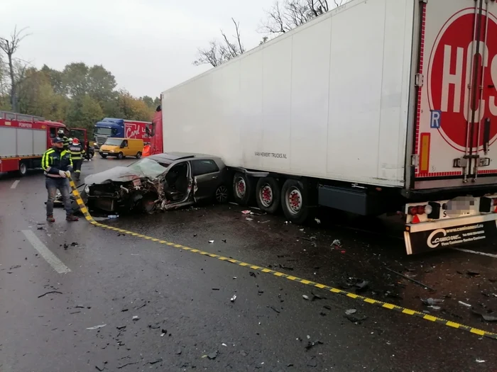 În autoturism se aflau doi oameni. Foto: ISU Argeş